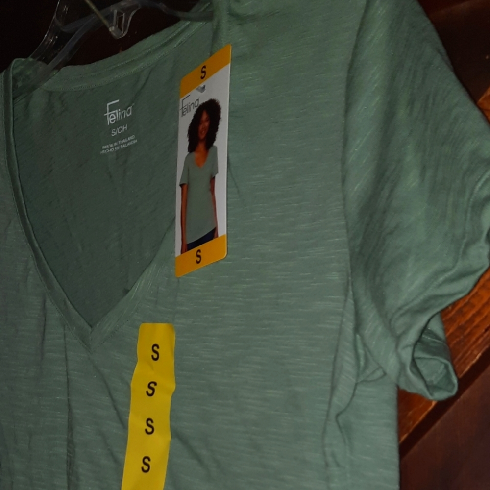 🍀3/15 🆕️ Woman's Light Green Tee-shirt - Picture 3 of 8